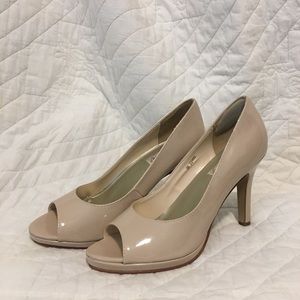 Women’s nude pumps